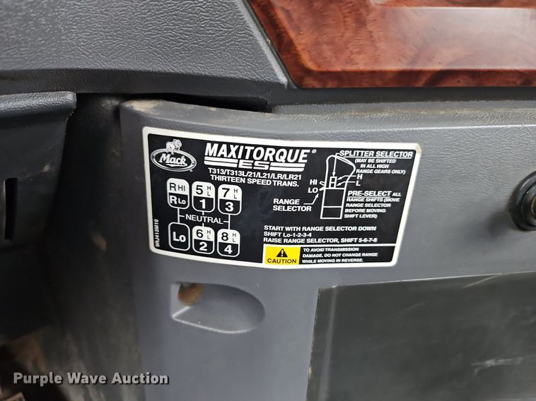 image for item EI3764 2010 Mack CHU613 semi truck