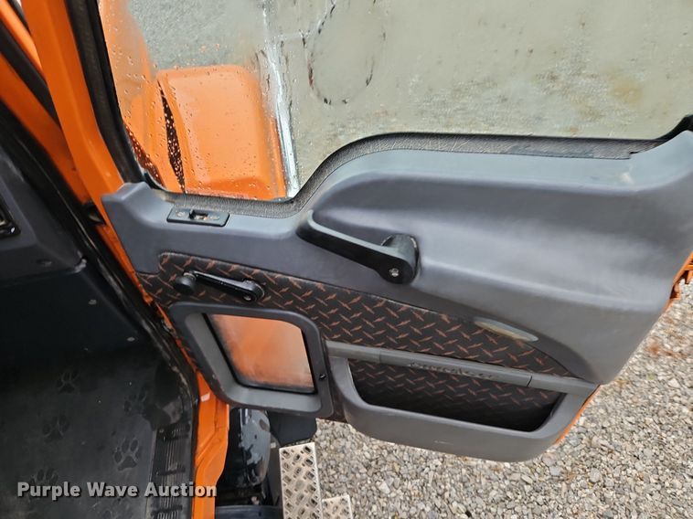 image for item EI3764 2010 Mack CHU613 semi truck