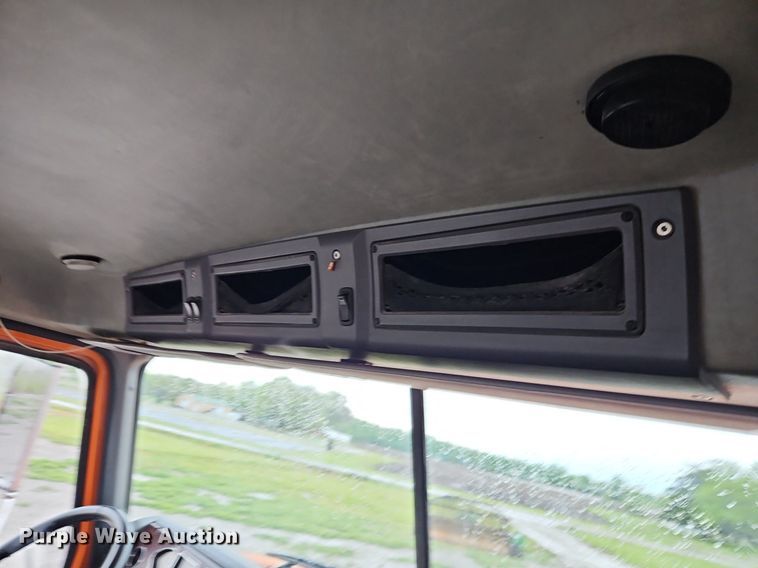 image for item EI3764 2010 Mack CHU613 semi truck