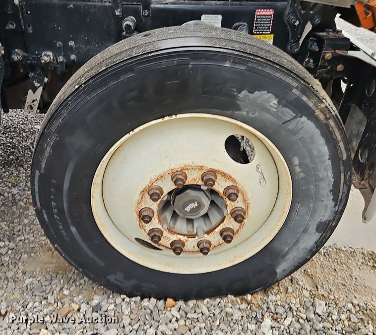 image for item EI3764 2010 Mack CHU613 semi truck