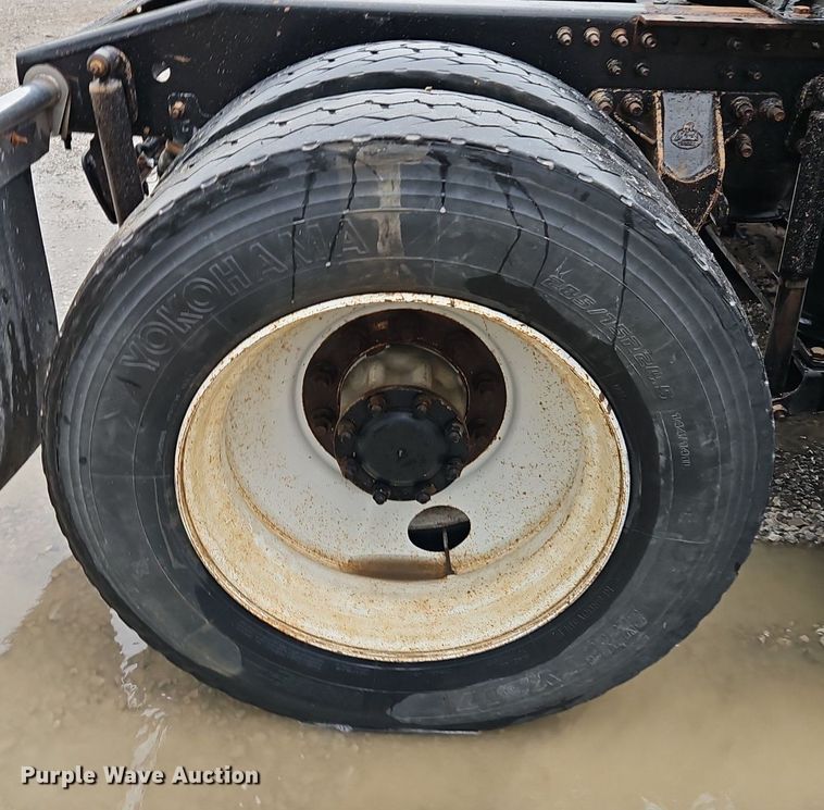 image for item EI3764 2010 Mack CHU613 semi truck