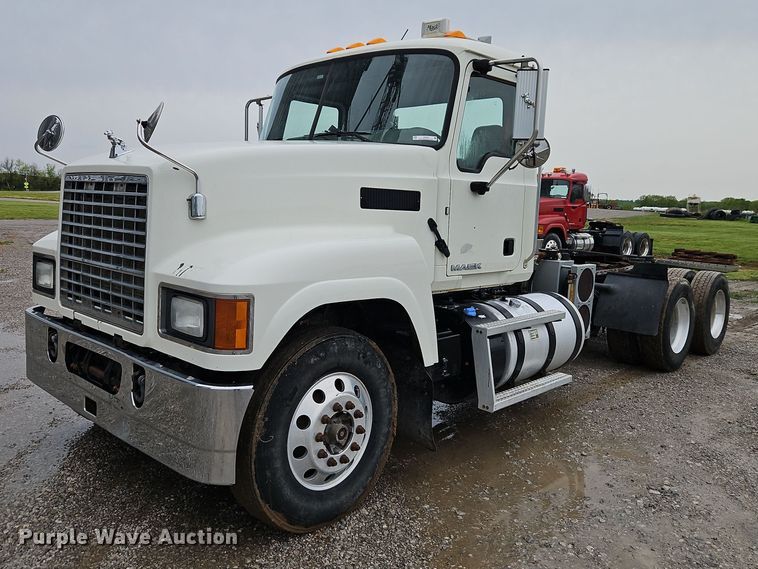 image for item EI3766 2015 Mack CHU613 semi truck