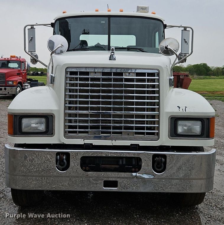 image for item EI3766 2015 Mack CHU613 semi truck