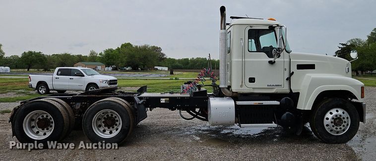 image for item EI3766 2015 Mack CHU613 semi truck