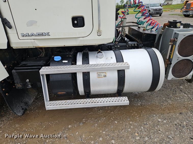 image for item EI3766 2015 Mack CHU613 semi truck