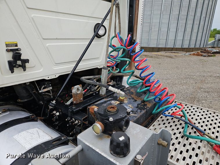 image for item EI3766 2015 Mack CHU613 semi truck