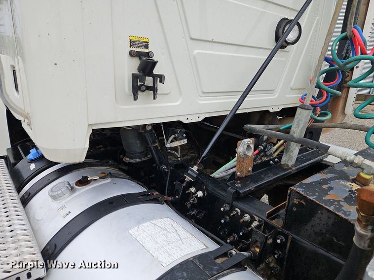 image for item EI3766 2015 Mack CHU613 semi truck