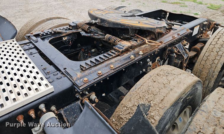 image for item EI3766 2015 Mack CHU613 semi truck