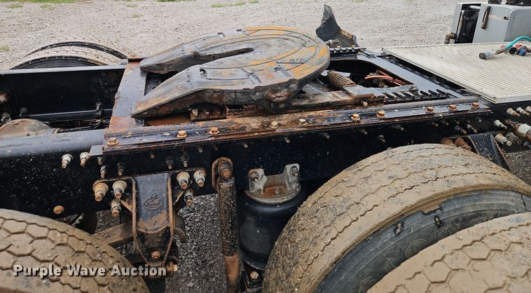 image for item EI3766 2015 Mack CHU613 semi truck