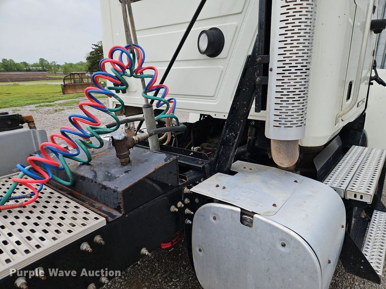 image for item EI3766 2015 Mack CHU613 semi truck