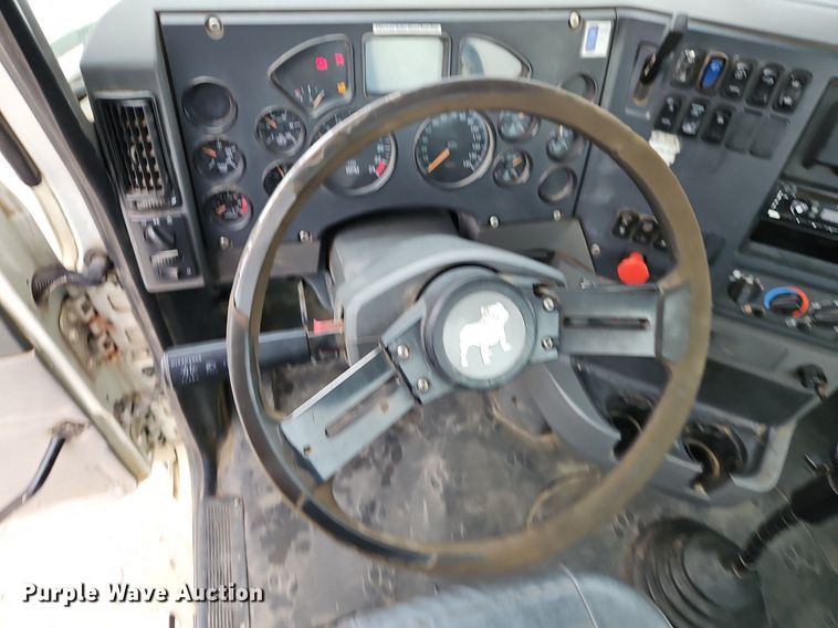 image for item EI3766 2015 Mack CHU613 semi truck