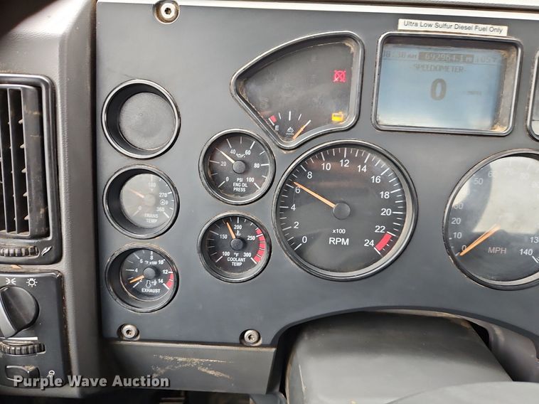 image for item EI3766 2015 Mack CHU613 semi truck