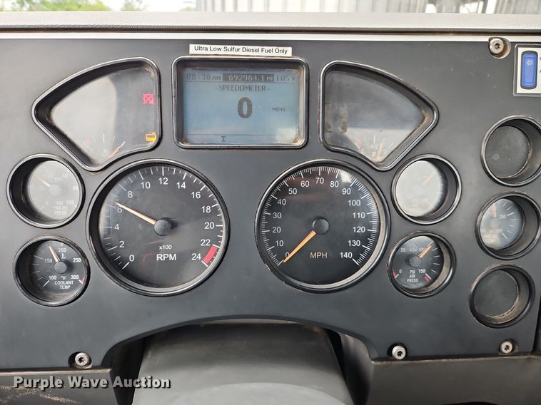 image for item EI3766 2015 Mack CHU613 semi truck