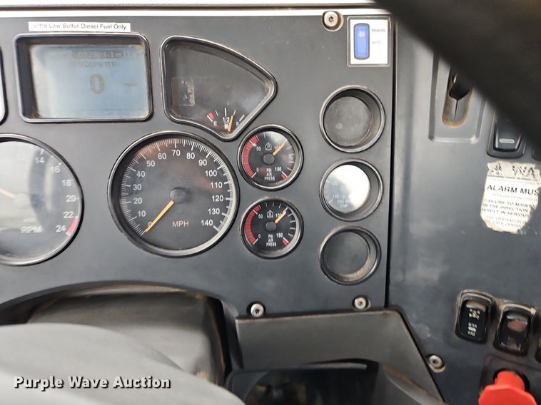 image for item EI3766 2015 Mack CHU613 semi truck