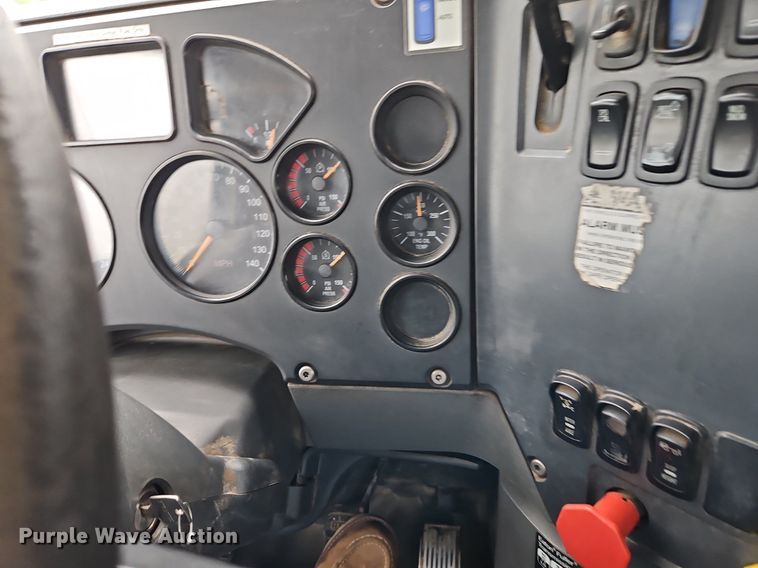 image for item EI3766 2015 Mack CHU613 semi truck