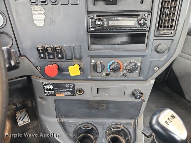 image for item EI3766 2015 Mack CHU613 semi truck