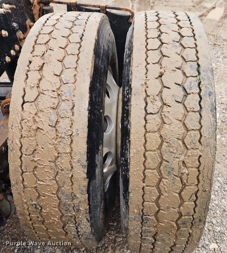 image for item EI3766 2015 Mack CHU613 semi truck