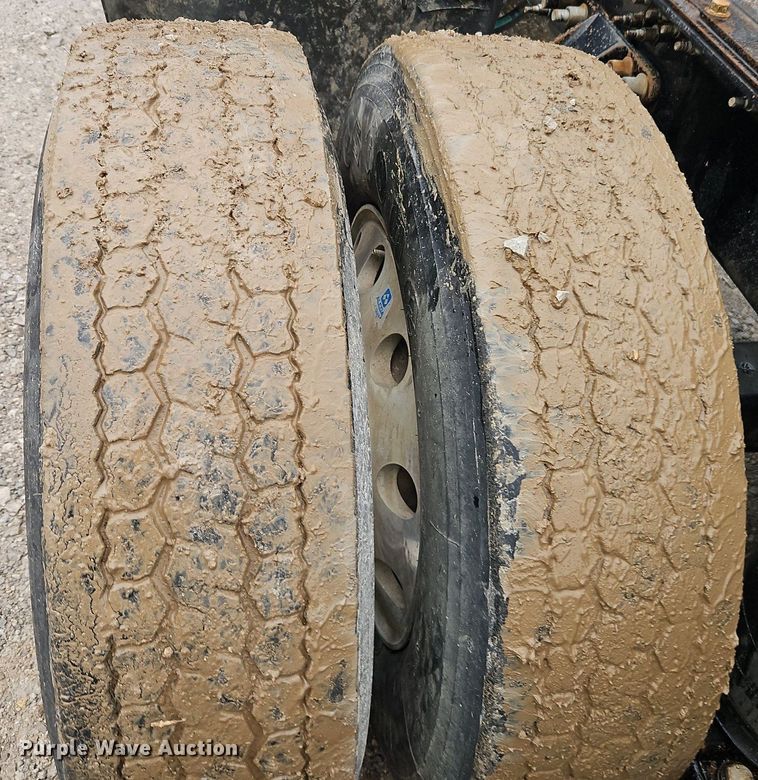 image for item EI3766 2015 Mack CHU613 semi truck