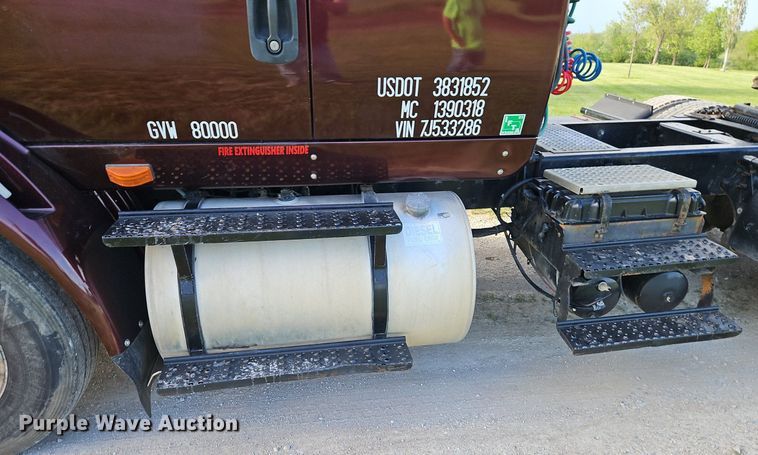 image for item EI3791 2007 International  8600 semi truck