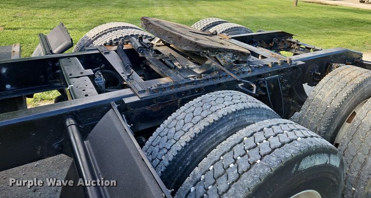 image for item EI3791 2007 International  8600 semi truck