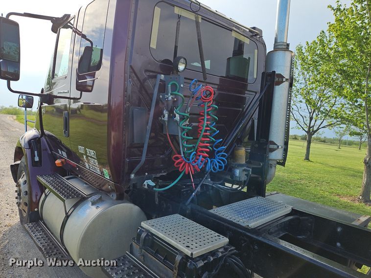 image for item EI3791 2007 International  8600 semi truck