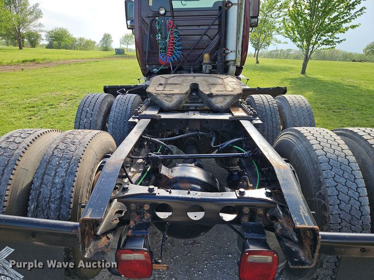 image for item EI3791 2007 International  8600 semi truck