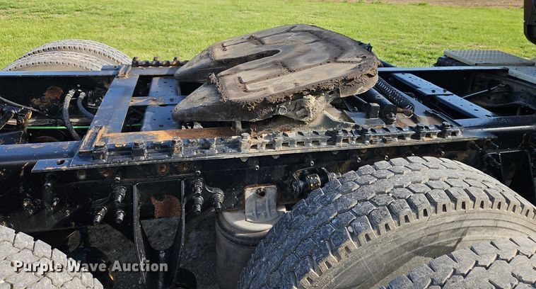 image for item EI3791 2007 International  8600 semi truck