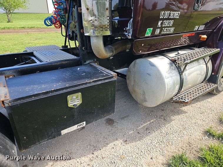 image for item EI3791 2007 International  8600 semi truck