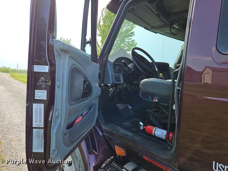 image for item EI3791 2007 International  8600 semi truck