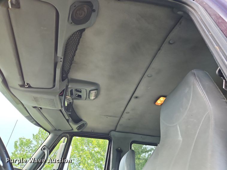 image for item EI3791 2007 International  8600 semi truck