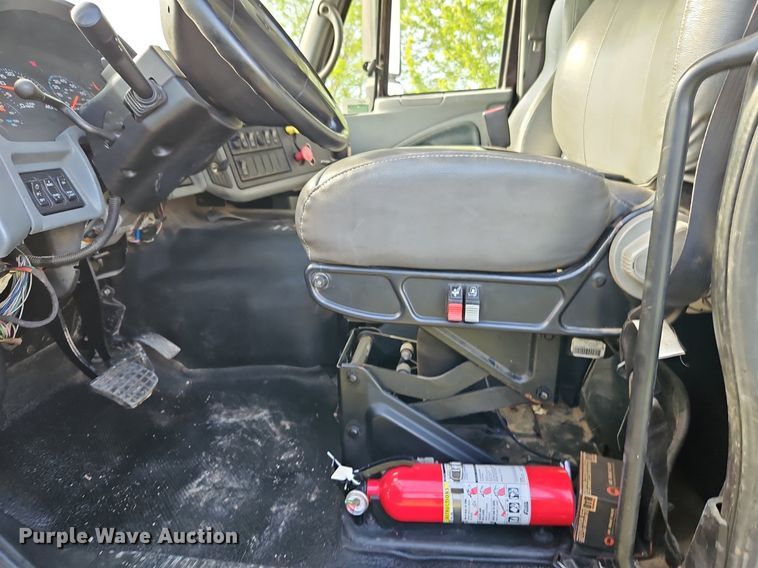 image for item EI3791 2007 International  8600 semi truck