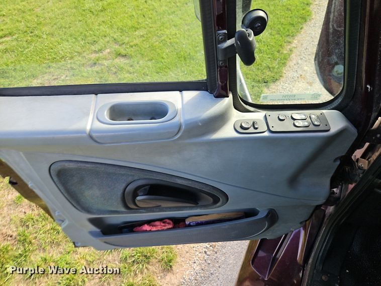 image for item EI3791 2007 International  8600 semi truck