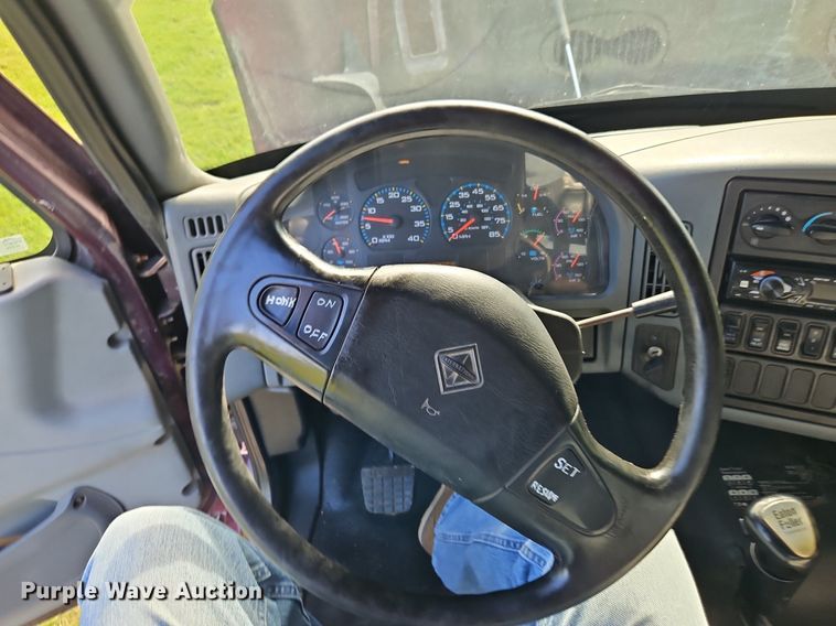 image for item EI3791 2007 International  8600 semi truck