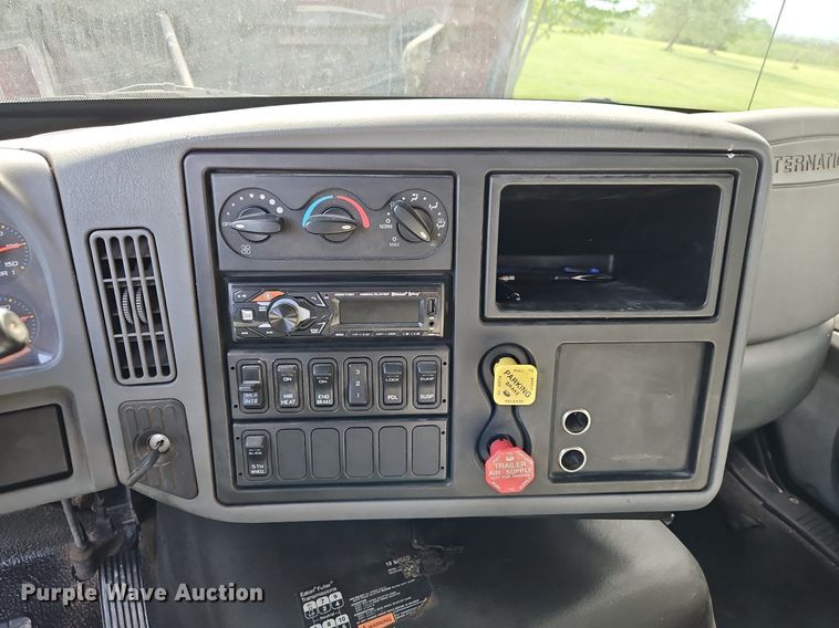 image for item EI3791 2007 International  8600 semi truck