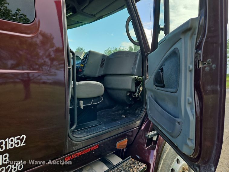 image for item EI3791 2007 International  8600 semi truck