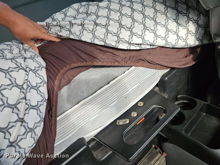 image for item EI3791 2007 International  8600 semi truck