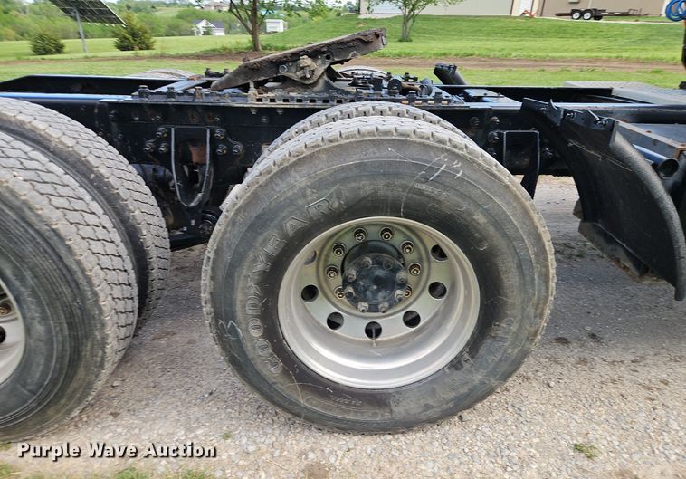 image for item EI3791 2007 International  8600 semi truck