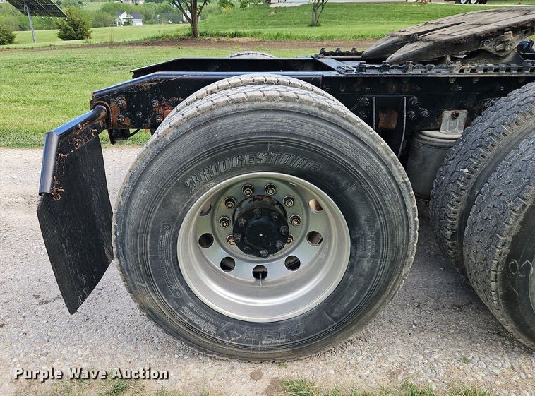 image for item EI3791 2007 International  8600 semi truck