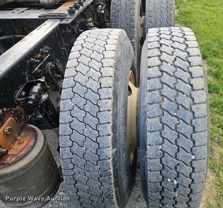 image for item EI3791 2007 International  8600 semi truck