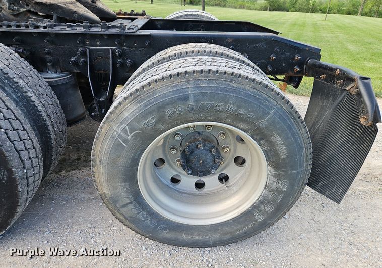 image for item EI3791 2007 International  8600 semi truck