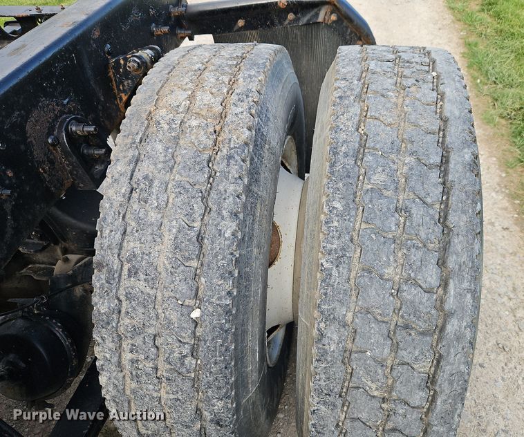 image for item EI3791 2007 International  8600 semi truck