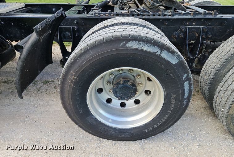 image for item EI3791 2007 International  8600 semi truck