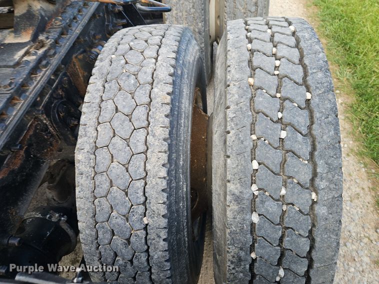 image for item EI3791 2007 International  8600 semi truck