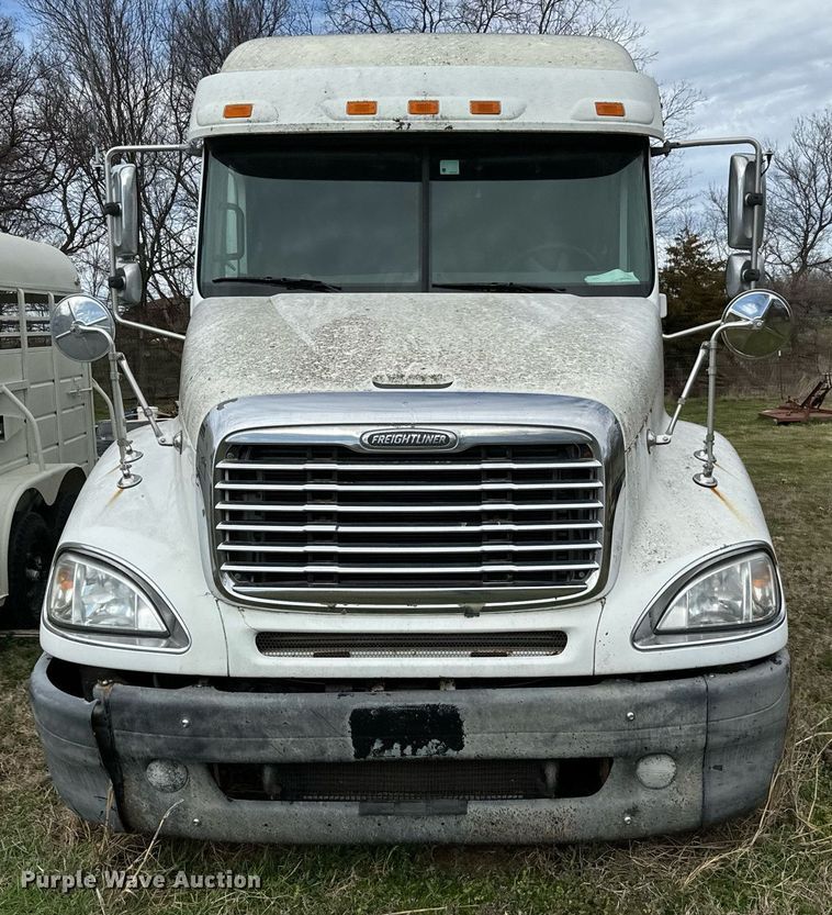 image for item EJ0287 2007 Freightliner Columbia semi truck