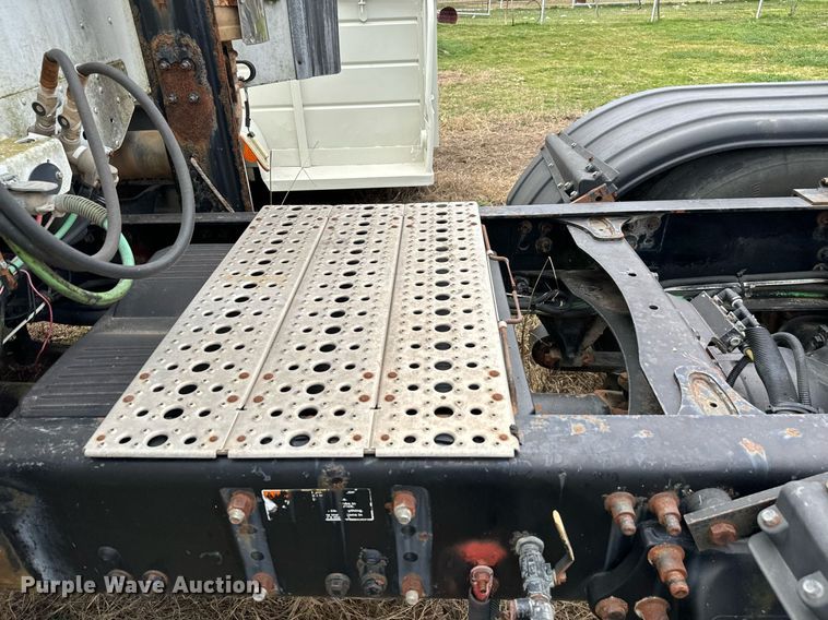 image for item EJ0287 2007 Freightliner Columbia semi truck