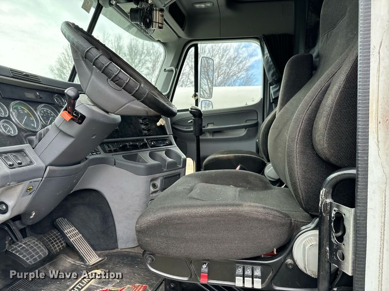 image for item EJ0287 2007 Freightliner Columbia semi truck