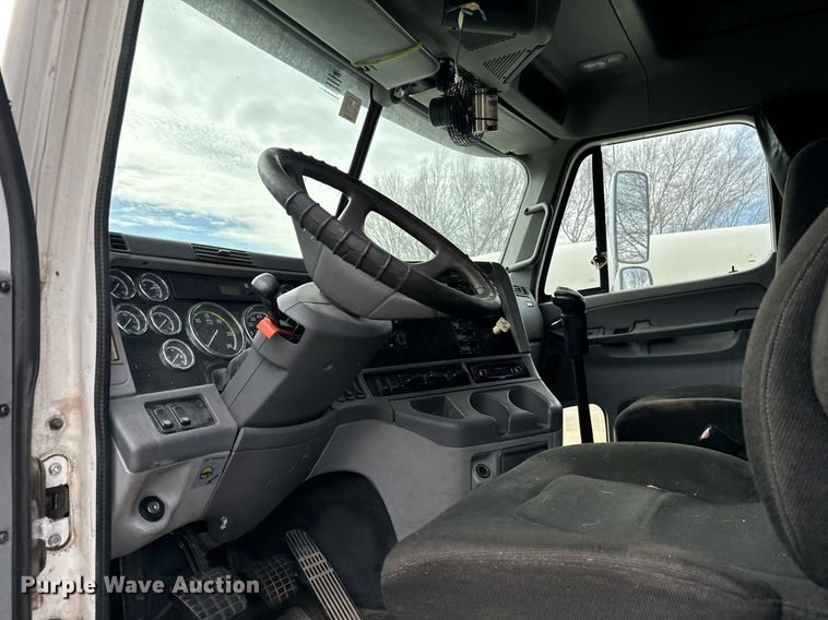 image for item EJ0287 2007 Freightliner Columbia semi truck