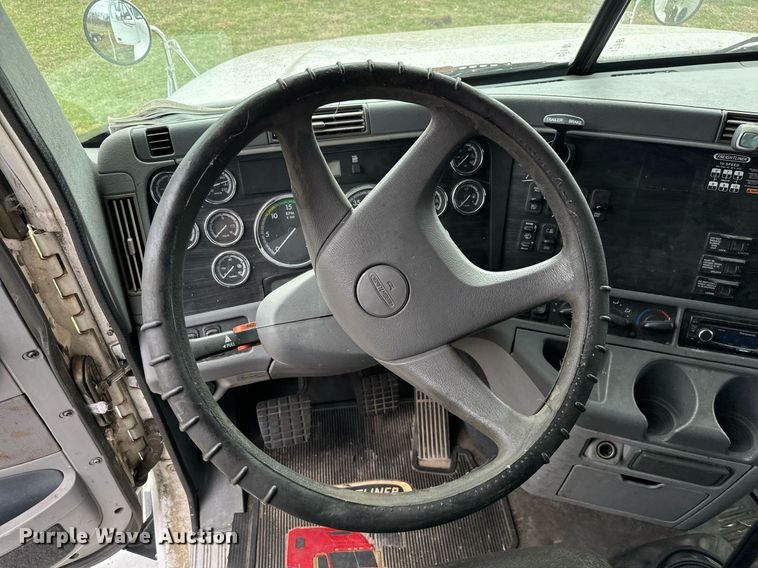 image for item EJ0287 2007 Freightliner Columbia semi truck
