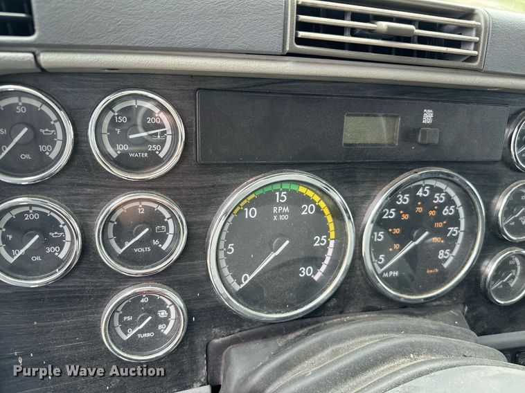 image for item EJ0287 2007 Freightliner Columbia semi truck