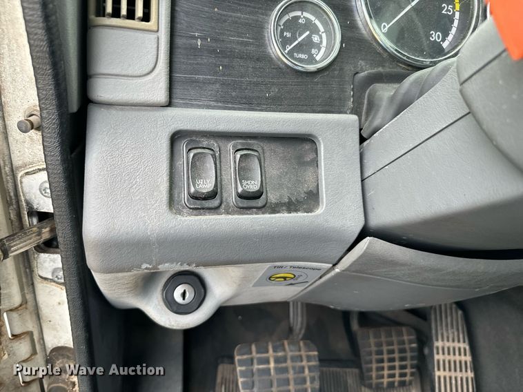 image for item EJ0287 2007 Freightliner Columbia semi truck